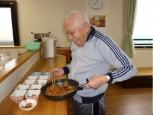 料理を楽しむシニアの方