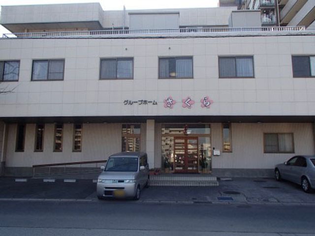 清潔感のある施設正面 外観 整然とした外観の建物で、入り口は広々としており、明るい雰囲気を感じさせます。