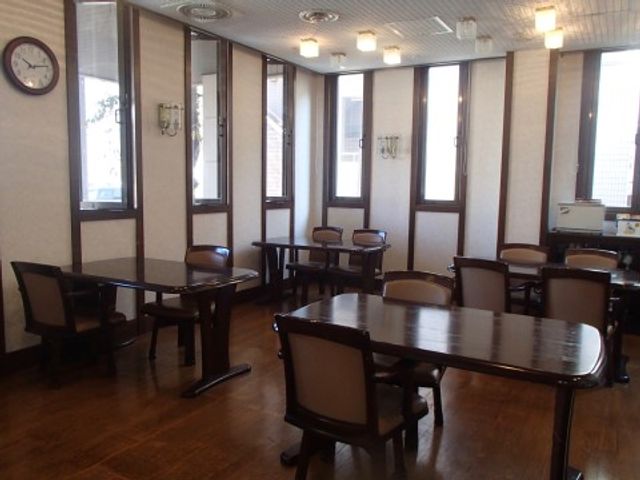 落ち着いた雰囲気の食堂 食堂 広々とした清潔感のある食堂で、ゆったりとした食事の時間が過ごせそうです。周囲の調和のとれたインテリアが心地よい空間を演出しています。
