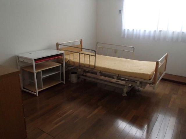 居室のベッドと机 居室 ゆとりある居室には、日差しが差し込む大きな窓と、必要な家具が整っており、快適な個人空間が確保されています。