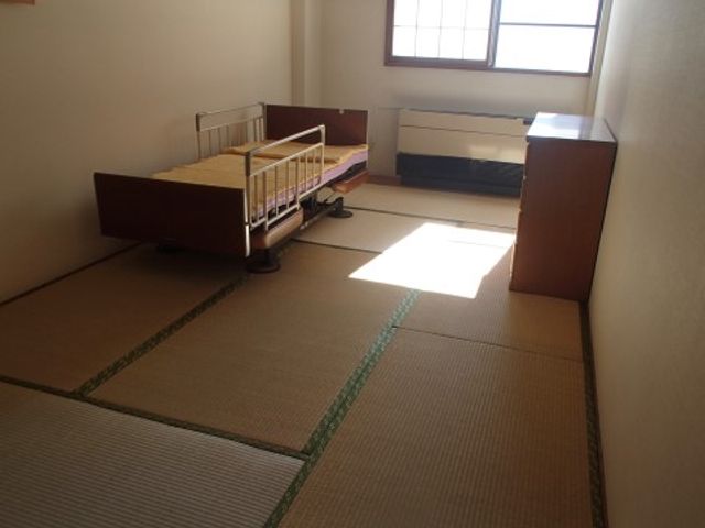 畳が敷かれた居室 居室 日差しが心地よい落ち着いた雰囲気の部屋です。広々とした畳のスペースが、ゆったりとした時間を提供しています。