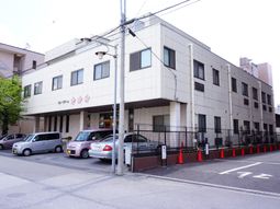 白い建物の外観