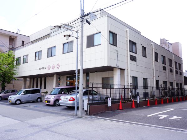 白い建物の外観