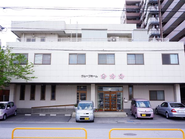 建物の正面外観