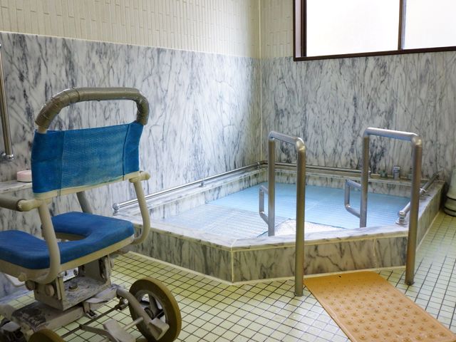 バリアフリー設計の浴室 浴槽 床に滑り止めが施された浴室です。手すり付きの入浴設備で、誰もが安心してご使用いただけます。