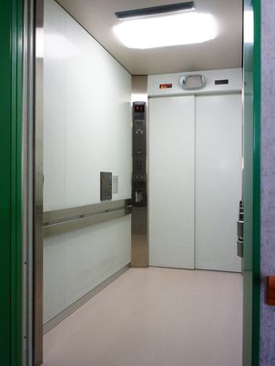 清潔なエレベーター内観