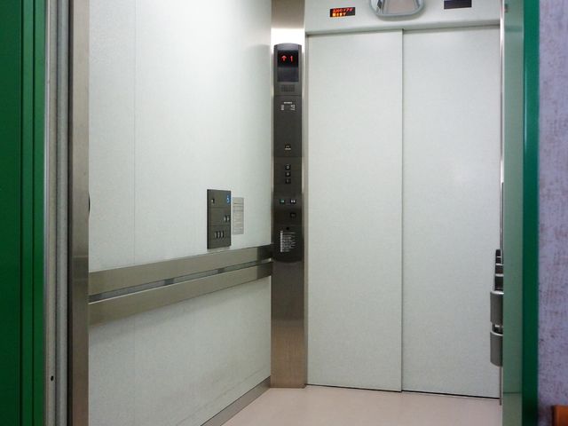 清潔なエレベーター内観 エレベーター 室内は清潔感があり、安全に配慮された設計です。快適に移動できる空間をご提供しています。