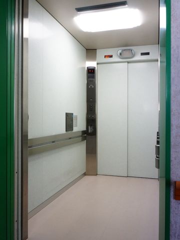 清潔なエレベーター内観 エレベーター 室内は清潔感があり、安全に配慮された設計です。快適に移動できる空間をご提供しています。