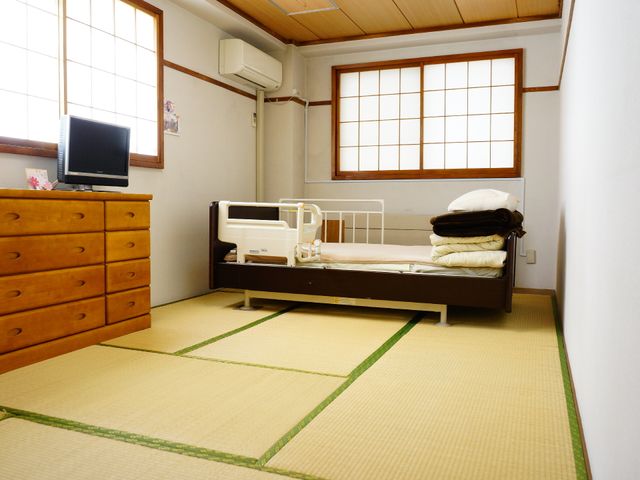 和風居室の清潔感 和室 畳に和の風情を感じる居室で、生活に必要な家具が整っており、快適な生活空間を提供しています。