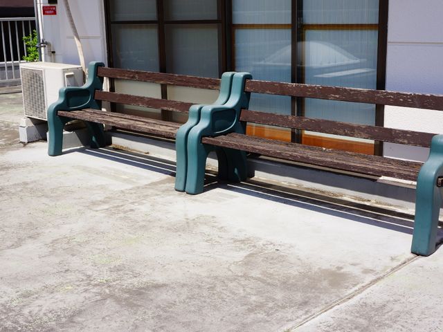 快適な休憩ベンチ ベンチ ゆったりとしたベンチが配置された開放的な空間です。リフレッシュや日向ぼっこに最適な場所です。