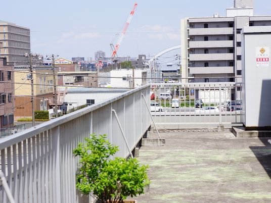 都市の景色を望むバルコニー