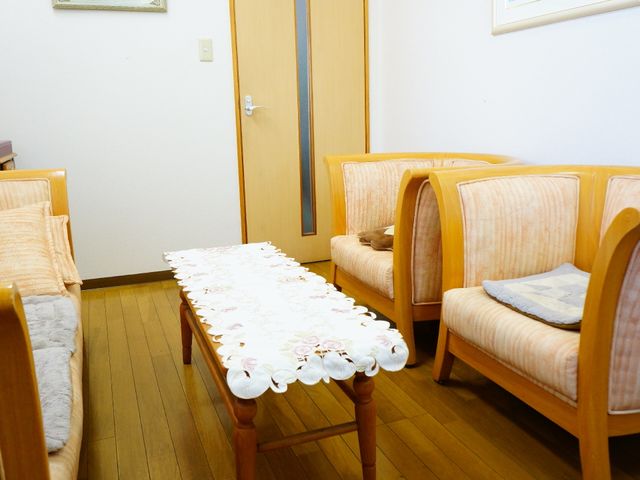居心地の良いリビング 暖色系の応接セット 柔らかな色合いのソファが並ぶ、落ち着いた雰囲気の共用リビングです。ゆったりとした時を過ごせる空間が広がっております。