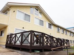 黄色の壁の建物とデッキ