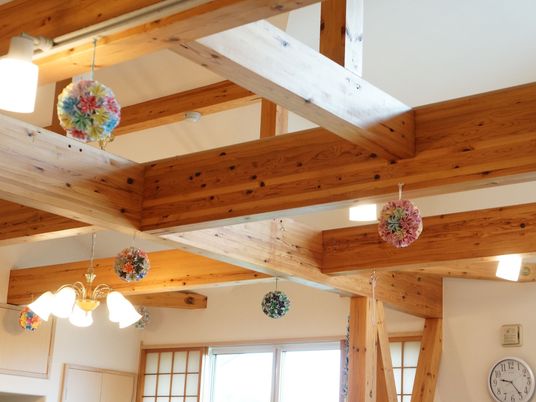天井の木目と装飾