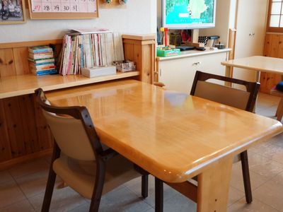 木製テーブルと椅子のリビング