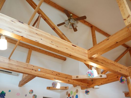 木造の明るい天井