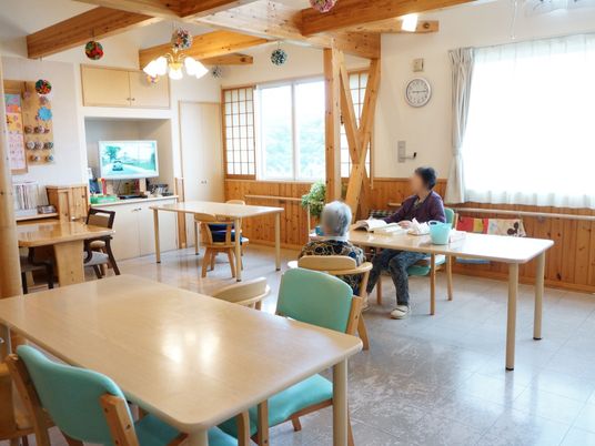 明るい居室の風景