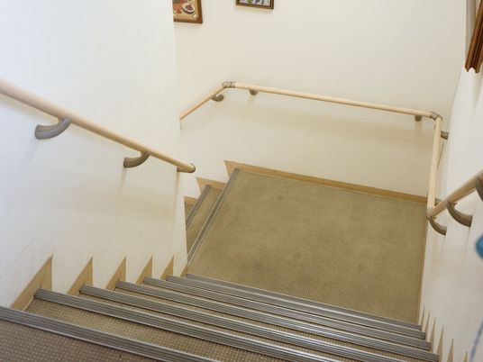 安全手すり付き階段