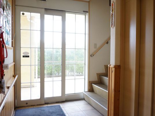 明るい通路と階段の角