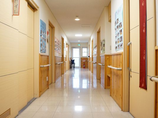 廊下にある掲示物と人物