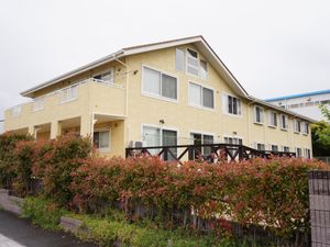 黄色い外壁の施設外観