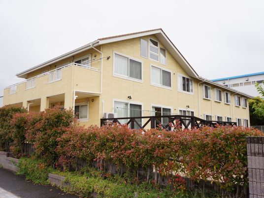 黄色い外壁の施設外観