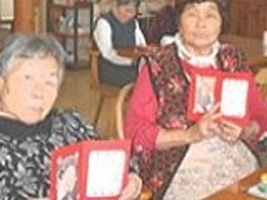 楽しむ高齢者たちの居室