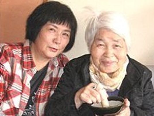 笑顔の利用者と職員