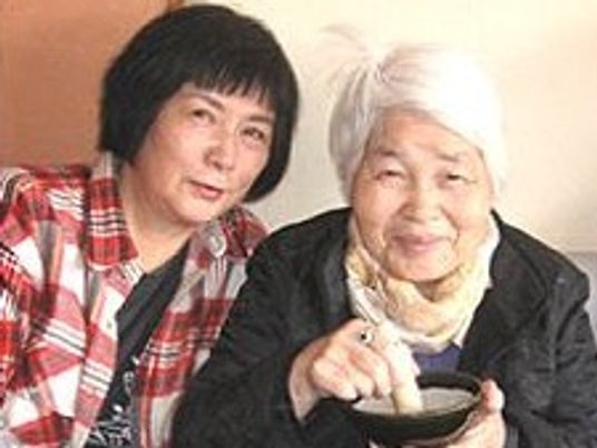 笑顔の利用者と職員