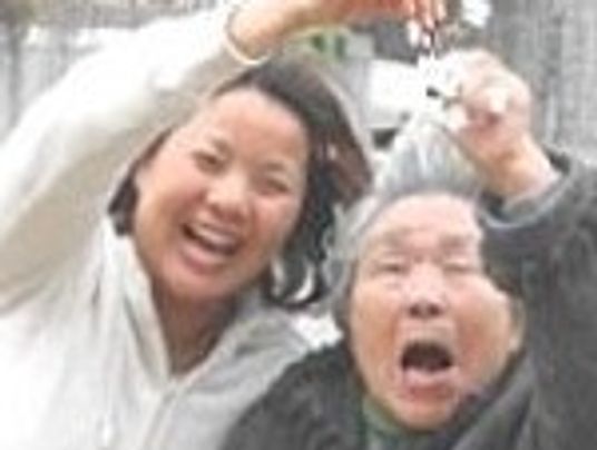 笑顔の利用者とスタッフ