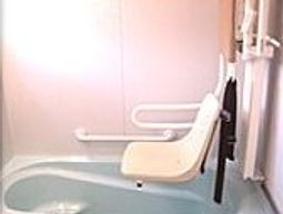 バリアフリー設計の浴室