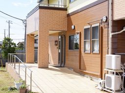 明るいエントランス外観