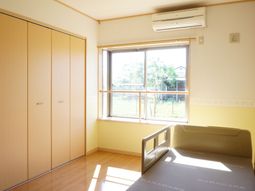 明るい居室の一角