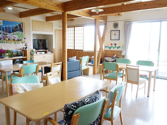 木製の明るい食堂空間