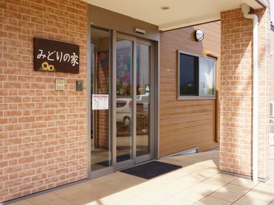 明るいエントランスの外観
