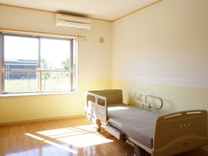 明るい個室のベッド