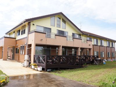 明るい外観の居宅風建物