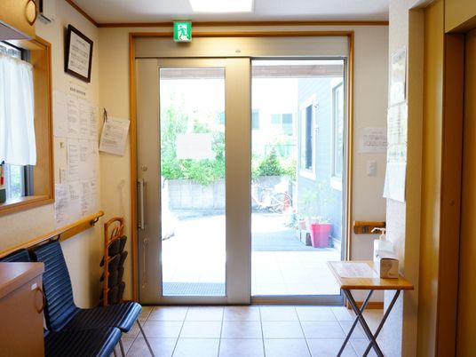 出入口と情報掲示エリア