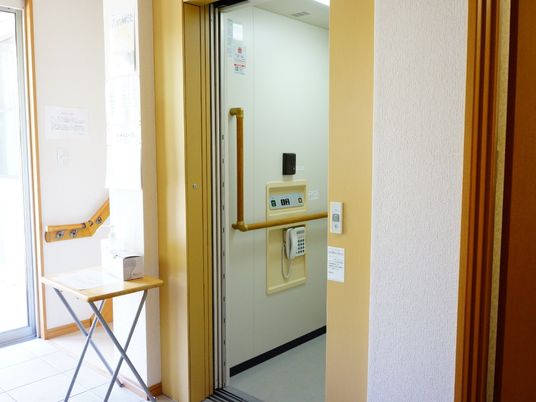 エレベーターの入口前