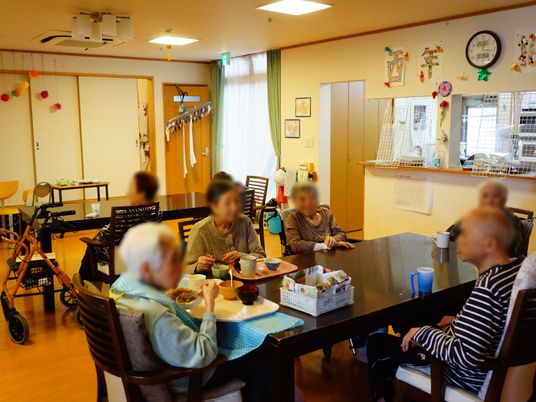 明るい食堂の様子