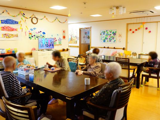 明るく広い共有ラウンジ