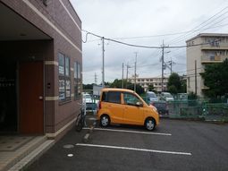 施設前駐車場と外観