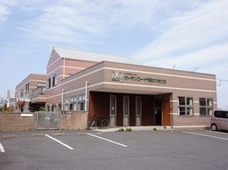 明るい日差しのエントランス