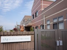 明るい外観エントランス