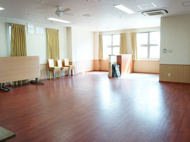 明るい広々とした多目的室 多目的なスペース ゆとりのある空間で日々の活動が行えます。この場所では、利用者様が様々な催し物に参加でき、交流も深まります。