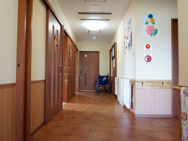 廊下にある介助用具 廊下 明るく清潔感のある廊下には手すりが設けられ、車椅子も置いてあり、安全に配慮した設計です。