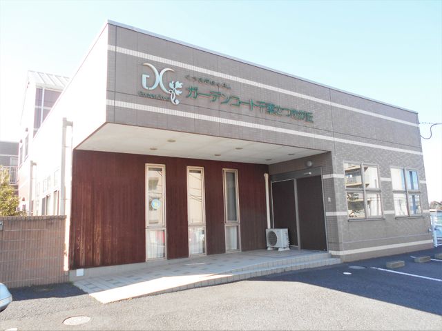 明るい建物のエントランス 外観 広々としたエントランスがお出迎え。日々の業務には、この快適な環境が支えになります。
