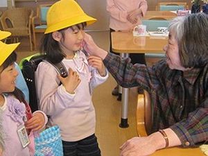 子供と高齢者の交流シーン