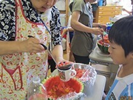 料理活動をする人々