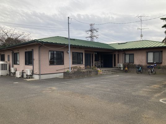 落ち着いた建物外観